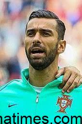 AS Roma is facing a major challenge in the upcoming transfer window as they look to find a replacement for Rui Patricio. The Portuguese goalkeeper has been a key player for the team since joining from Wolverhampton Wanderers last summer, but he is set to miss the rest of the season due to injury.